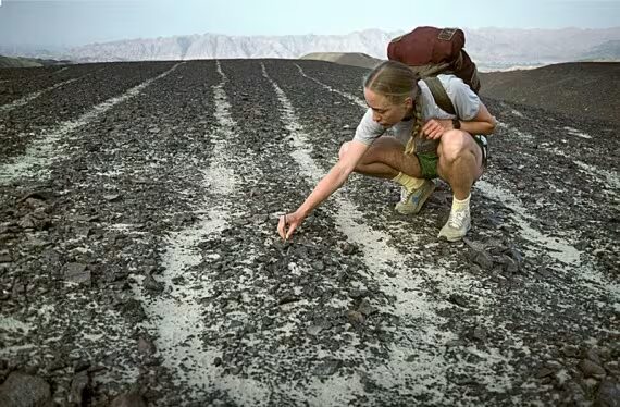 Esploratrice analizza da vicino le linee di Nazca